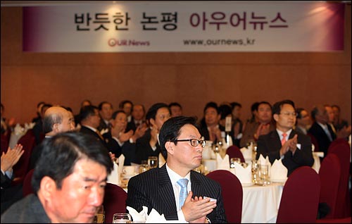 16일 오후 서울 광화문 세종문화회관 세종홀에서 열린 ‘아우어뉴스’(OUR News) 창간 리셉션에서 추부길 아우어뉴스미디어 대표의 인사말이 끝나자 참석자들이 박수를 치고 있다.