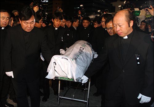 16일 밤 고 김수환 추기경의 시신이 서울 명동성당으로 운구되고 있다.