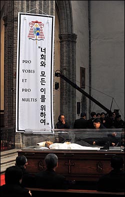 16일 저녁 선종한 김수환 추기경의 시신이 서울 명동성당 대성당에 마련된 유리관에 안치되어 있다.