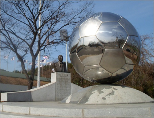  군산 종합경기장 입구에 세워진 채금석 선생을 상징하는 축구공과 흉상, 기념비 
