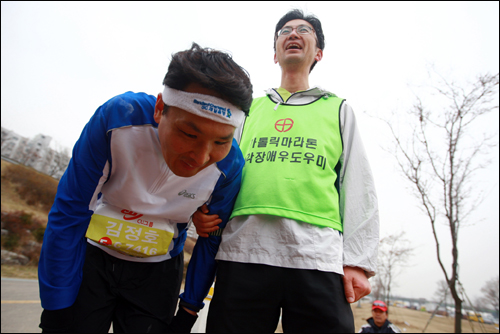  결승점 통과 직후 김정호(왼쪽)씨, 이시현(오른쪽)씨
