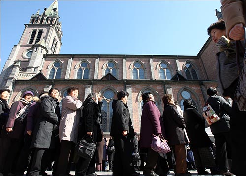 지난 16일 저녁 김수환 추기경이 선종한 가운데 17일 오전 서울 명동성당을 찾은 가톨릭 신자들이 줄을 잇고 있다. 