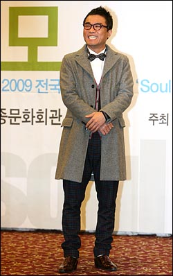 2009 김건모 전국투어 콘서트 '소울 그루브(Soul Groove)' 제작발표회가 17일 오후 서울 세종문화회관 세종홀에서 열린 가운데 김건모가 카메라 기자들을 위해 포즈를 취하고 있다.