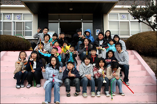 충화초등학교 학생들과의 단체 사진.