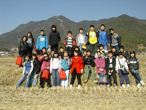 부곡초등학교 6학년 아이들 이제 초등학교를 졸업하는 아이들입니다. 머슴애들 열아홉, 가스나들 열, 참 야무지게 성장했습니다.