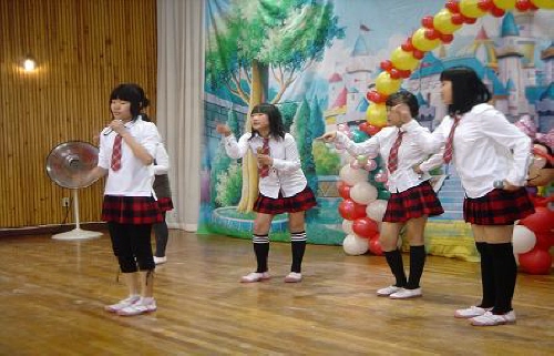 부곡초등학교 6학년 여학생들의 학예회 공연 모습입니다. 