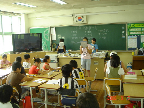 학급어린이회의 모습, 회의 결과를 낭독하는 구나영 어린이