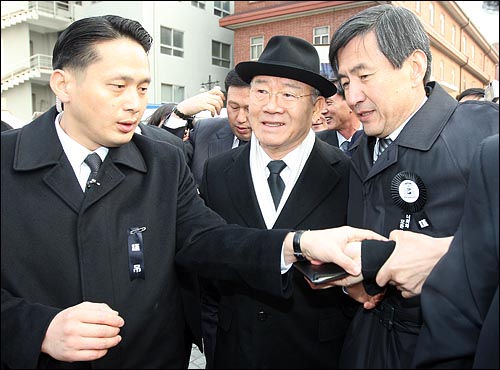 18일 오전 서울 중구 명동성당에 마련된 고 김수환 추기경의 빈소를 찾은 전두환 전 대통령이 조문을 마친뒤 성당을 나서고 있다.