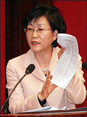 김상희 민주당 의원. 사진은 2월 18일 국회 대정부질문 장면.
