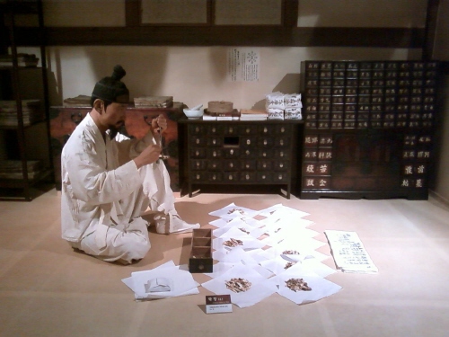 조선시대 한의원에서의 사람의 모습처럼 디오라마로 재현되어 있다. 