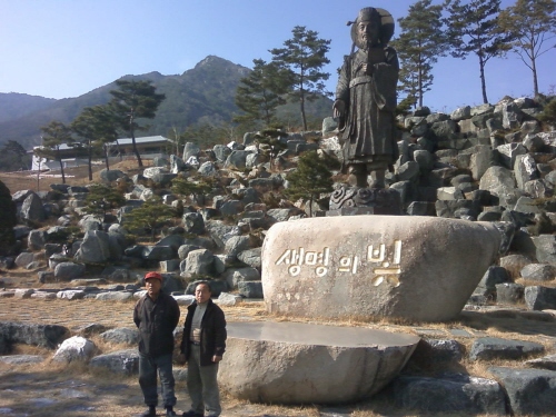 허준 동상 앞에서 봉삼 재배에 성공한 약초의 달인 박사문씨와 산청으로 귀농한 배익선씨가 기념사진을 찍었다.