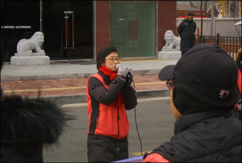 지난 1월 18일 기륭전자 신사옥 앞에서 연설하는 김소연 분회장. 94일간의 단식으로 김소연 분회장은 아직도 죽을 먹고 있다 .