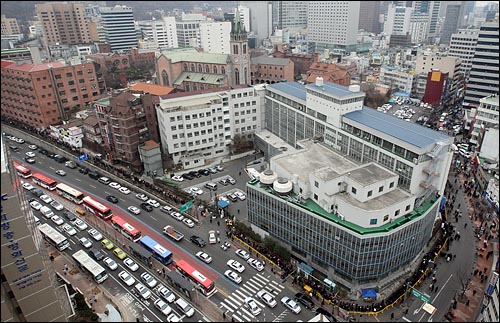  19일 오후 고 김수환 추기경을 추모하기 위해 서울 중구 명동성당을 찾은 시민들이 명동성당에서 삼일로를 지나 명동역까지 줄지어 조문 차례를 기다리고 있다.