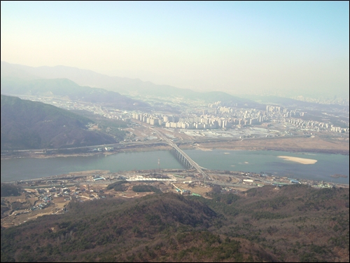 예봉산 깔딱고개를 오르다 바라본 한강과 팔당대교 하남시 일원풍경