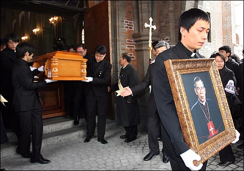 2월 20일 오전 명동성당 대성전에서 거행된 고 김수환 추기경의 장례미사에서 고  김수환 추기경의 영정과 관이 명동성당을 나오고 있다. 