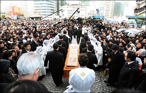  20일 오전 명동성당 대성전에서 거행된 고 김수환 추기경의 장례미사에서 고  김수환 추기경의 영정과 관이 명동성당을 떠나고 있다.