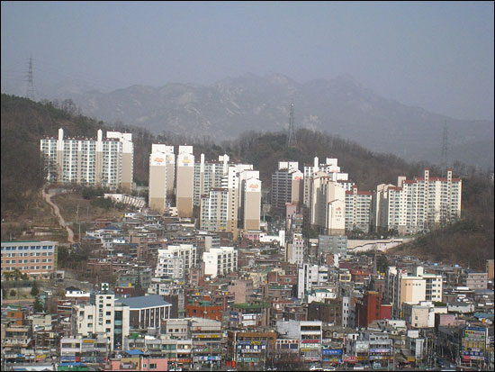 황사주의보가 발표됐던 20일 오후 서울 상암동에서 북한산 쪽을 바라본 풍경. 북한산이 황사로 뿌옇게 보인다.