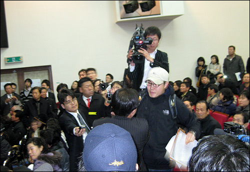 한 지역시민이 20일 오전 인천 서구문화회관에서 열린 경인운하사업 주민공청회에서 토론회 찬반 패널 수를 같이 할 것을 요구하다가 관계자들로부터 제지를 받고 있다