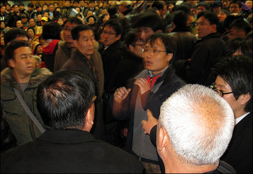 한 지역시민이 20일 오전 인천 서구문화회관에서 열린 경인운하사업 주민공청회의 공정성을 비판하고 있다 