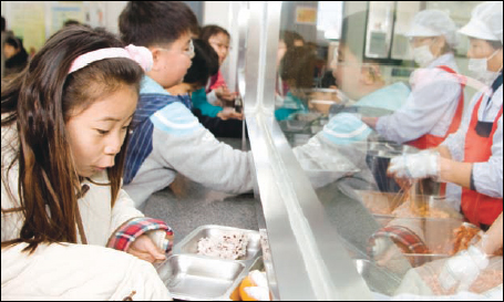 서울시교육청이 서울지역 학교들에 대해 '직영급식 전환을 1년 유예'하도록 허가했다. 이에 따라 19일 전국 모든 학교가 위탁급식에서 직영급식으로 바뀌어야 하나, 서울시 학교 중 일부는 이날 이후에도 위탁급식을 하기로 결정했다. 사진은 나주시 영산포 초등학교 급식 모습.
