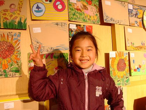 하혜원(창녕초 2)어린이는 이번 전시회에 "나의 꿈'을 비롯한 여러 작품을 출품했다. 평소 그린 그리기를 좋아한다는 혜원 어린이는 색감이 밝고 고와 동물과 꽃 그림을 즐겨 그린다고 한다. 