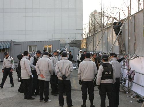 용역을 고용하여 현수막 강제철거중인 경찰. 눈앞에서 닭 쫓던개 지붕쳐다보듯이 멍하니 처다보고만 있다.