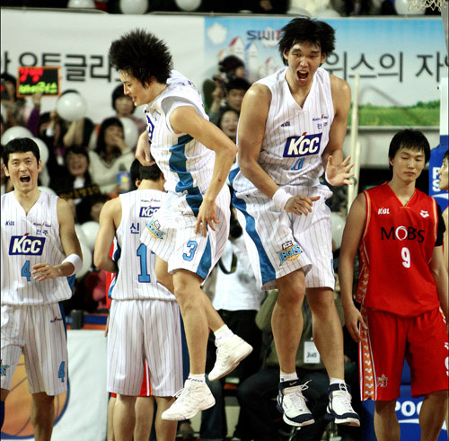  강병현(사진 왼쪽)과 하승진이 콤비플레이를 성공시킨후 슛 세례머니를 펼치고 있다