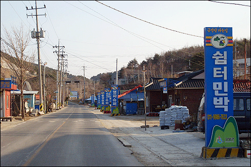 명파리 7번 국도변 가게들. 