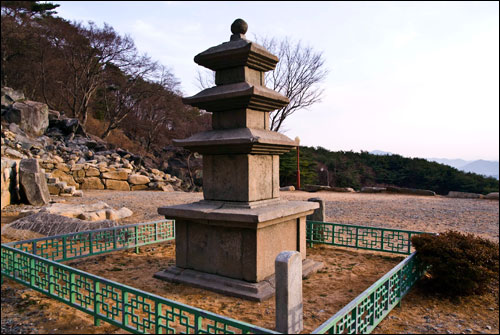 대웅전과 삼성각이 선 돌 축대 아래에 서 있는 고려 중기의 석탑. 보물 466호.
