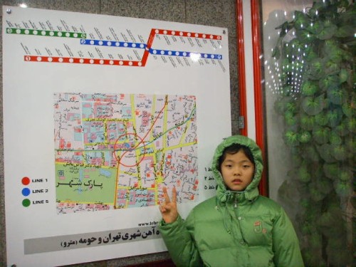 단순한 이란의 지하철 노선도 앞에서 작은 애가 한 컷을 찍었습니다.