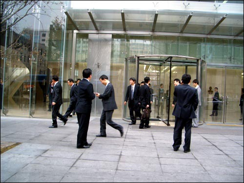 점심시간 광화문의 한 회사 건물에서 샐러리맨들이 나오고 있다. 