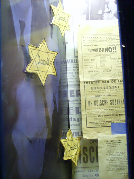 그 유명한 '다비드의 별'이다. 유대인들은 강제적으로 이 표식을 옷에 붙여야 했다.