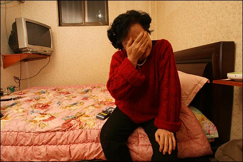 인터넷 논객 '미네르바' 박아무개씨의 어머니 김춘화씨가 "아들이 언제쯤 나온다는 기약이 없으니 밥이 안 넘어간다. 하루하루 견디기가 힘들다"며 눈물을 쏟고 있다.