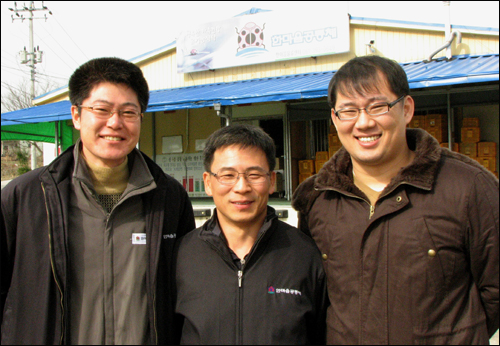 왼쪽부터 김두개씨, 전경호 부장, 박종필씨