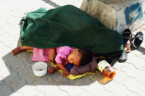 네팔의 수도 카트만두 시내 한복판에 쓰러져 자고 있는 남루한 사람들