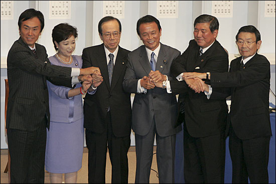 2008년 9월 22일에 열린 자민당 총재 선거. 왼쪽부터 이시하라 노부테루, 고이케 유리코, 후쿠다 야스오, 아소 타로, 이시바 시게루, 요사노 카오루. 이로부터 1년도 채 안 돼 자민당은 54년 만에 정권을 내줄 처지에 놓였다(자료 사진).