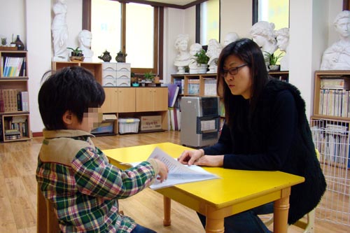  미술 심리치료 상담 중인 홍영란 씨.