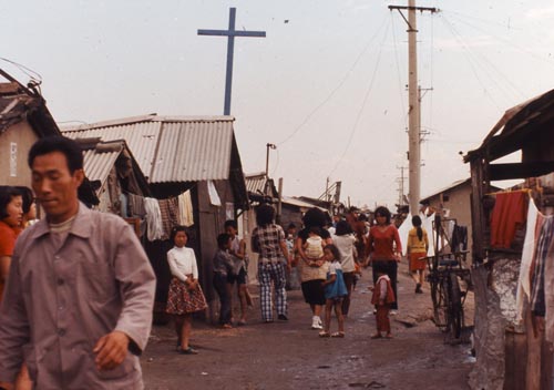 30년 전 청계천에서 예수의 십자가는 죄인들의 친구, 위로, 희망의 상징이었다. 번듯하게 변신한 청계천에 예수가 다시 오실까.  이 사진은 당시 구호 활동을 했던 일본인 목사 노무라 모토유키가 찍어 한국 정부에 기증한 것의 일부다.