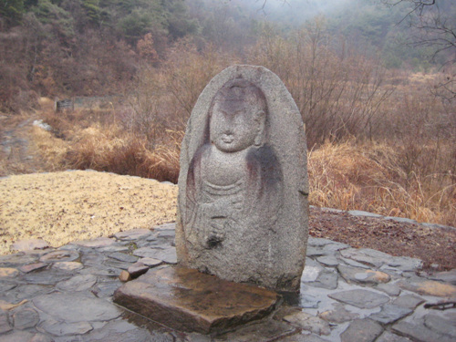 대평리 석불 대평리 석불입상 조각 수법은 아직도 우수한 편이다.