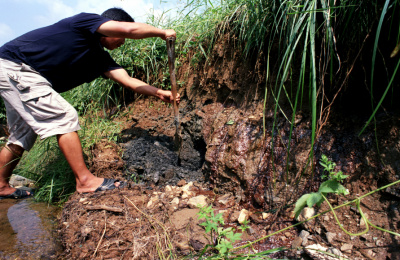 시민단체 관계자가 캠프하우즈 토양오염 현장을 확인 중이다.