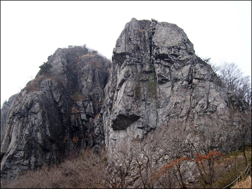  사람얼굴 모습을 닮은 쌀바위