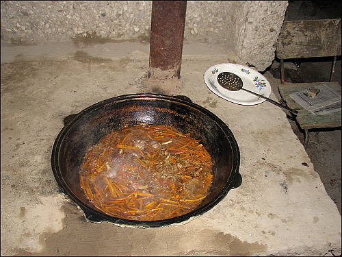 끓는 기름에 양파, 당근, 마늘을 넣는다.