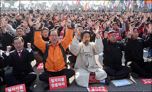  28일 오후 서울 여의도 문화마당에서 열린 '살인정권 규탄과 MB 악법저지 전국 노동자 대회'에서 민주노동당 강기갑 대표, 권영길 의원 등 참석자들이 용산철거민참사의 진상규명과 비정규직법, 최저임금법 개정 저지를 요구하며 구호를 외치고 있다.