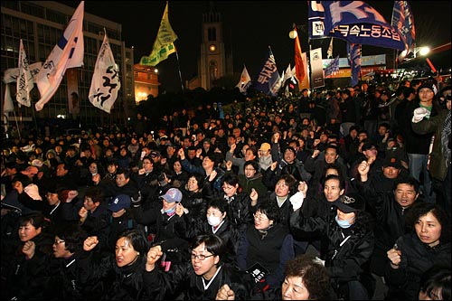 지난 2월 28일 밤 '용산철거민참사 책임자 처벌 및 MB악법 저지 범국민대회'에 참석한 노동자, 철거민, 시민 수천명이 명동성당 들머리에 모여 구호를 외치고 있다.