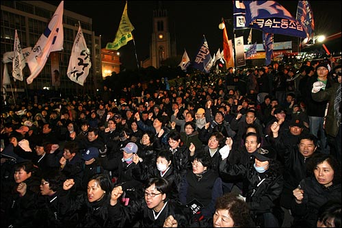  28일 밤 '용산철거민참사 책임자 처벌 및 MB악법 저지 범국민대회'에 참석한 노동자, 철거민, 시민 수천명이 명동성당 들머리에 모여 구호를 외치고 있다.