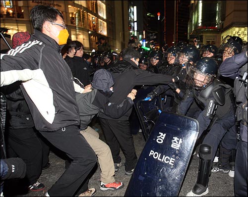 지난 2월 28일 저녁 '용산철거민참사 책임자 처벌 및 MB악법 저지 범국민대회'에 참석한 노동자들과 시민들이 서울 명동 입구 앞에서 행진을 벌이다가 경찰에게 가로막혀 몸싸움을 벌이고 있다.
