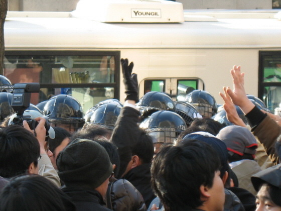 결의대회 도중 전투경찰이 밀고 들어와 강제 해산하려하고 있다.

