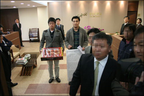 총학생회 대표 2명이 박범훈 총장에게 '사과박스'와 '기자회견문'을 전달하기 위해 총장실로 들어갔다. 교직원들은 대표 2명을 제외한 학생들과 기자들의 출입을 통제하고 있다.