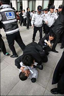  2일 오후 미디어법 등 쟁점법안 처리를 두고 대치상황이 계속되는 가운데, 경찰의 제지로 국회에 들어가지 못한 야당 관계자들이 사무실 창문을 통해 건물 내부로 들어가면서 경찰과 격렬한 충돌이 벌어지고 있다.