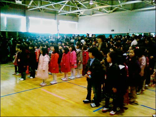 서울의 한 초등학교 입학식 모습. 요즘 아이들은 키에 대한 스트레스가 심하다고 합니다. 